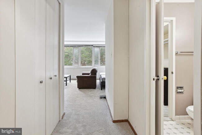 Foto del edificio - 4101 Cathedral Ave NW