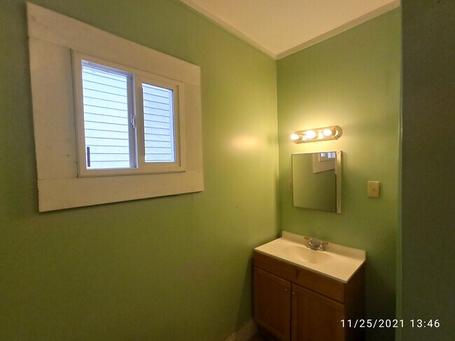 bath1 - 2717 Wood St