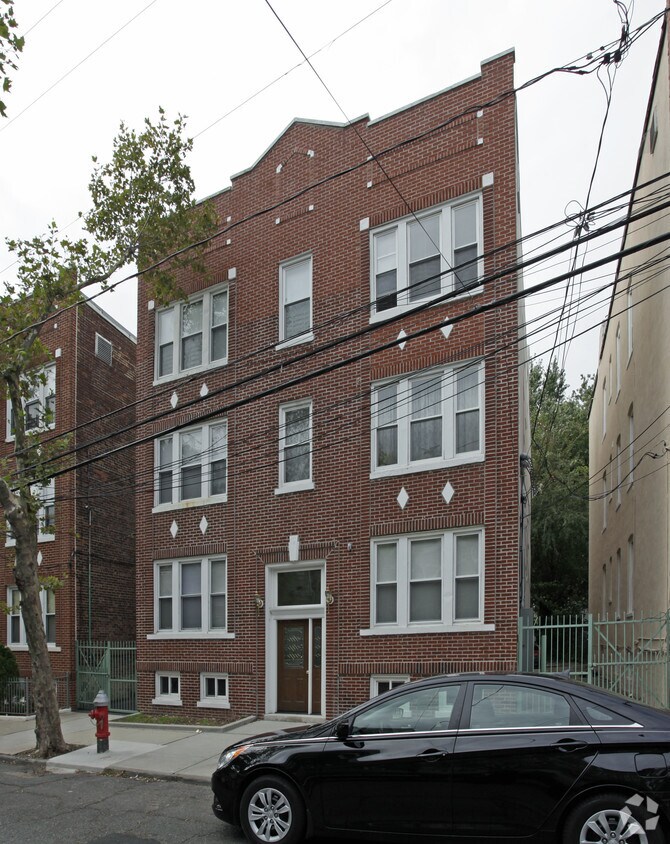Building Photo - 189 Pine St