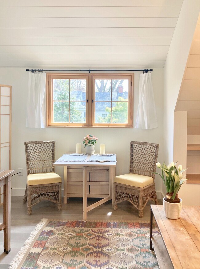 Mesa de comedor expandible para albergar a cuatro personas - 399 Lowell Rd