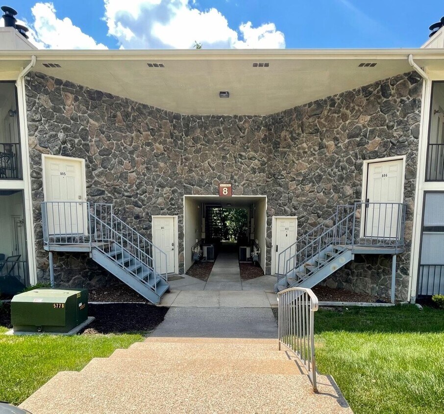 Building Photo - Secluded 2 Bed, 2 Bath Park De Ville Condo