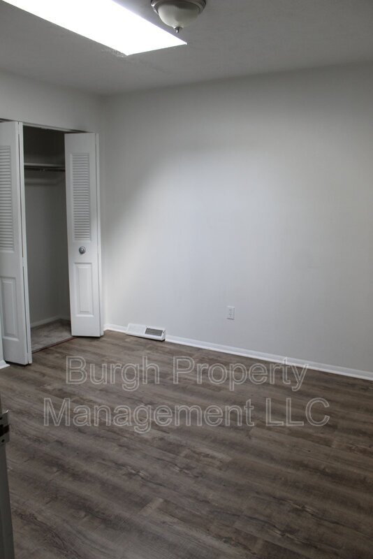 Foto del edificio - 534 Fallowfield Ave