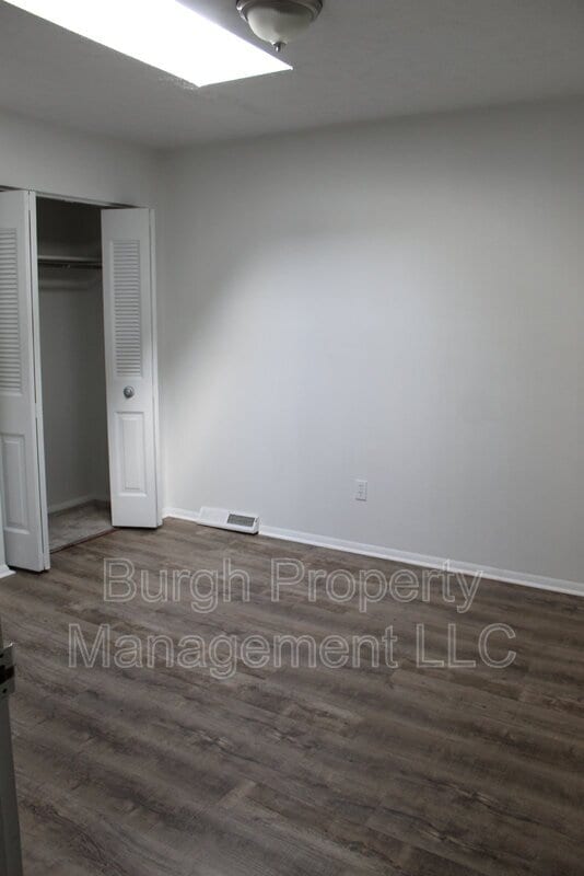 Building Photo - 534 Fallowfield Ave