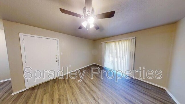 Foto del edificio - 200 Bosque Rd