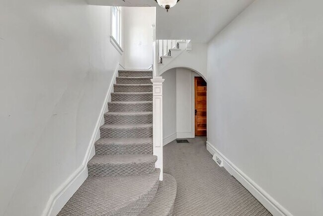 Foto del edificio - Renovated Upstairs 3-Bedroom, 2-Bath Apartment in Prime Downtown Location with Office!