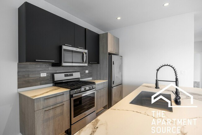 Photo - 2533 W Fullerton Ave Apartment