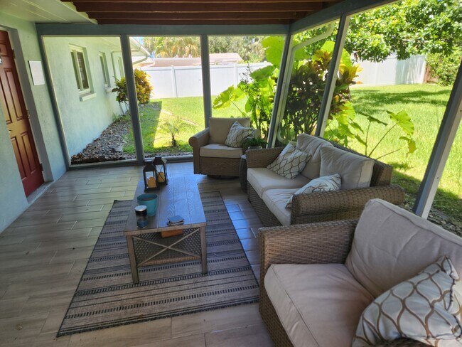 Gran terraza privada - 8215 32nd Ave N