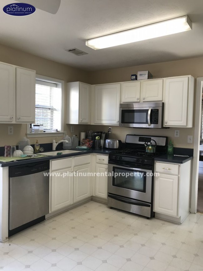 Building Photo - 3105 Northcliff Dr