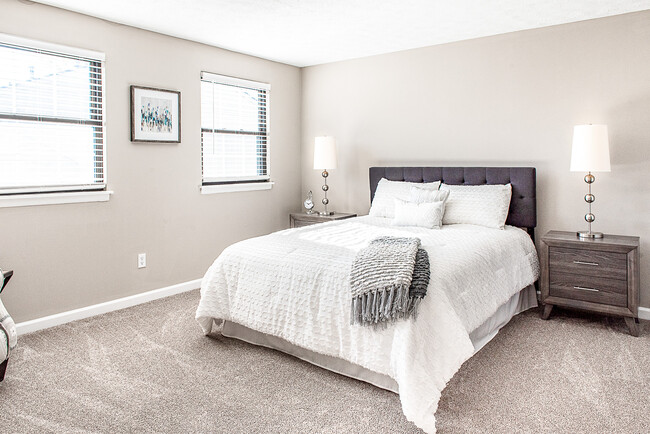 Bright, spacious master bedroom - Chartwell Townhouse Apartments