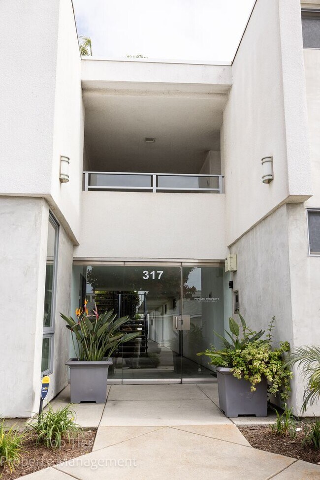 Foto del edificio - 2-bed, 2-bath 972sqft condo, walking distance to beach in Carlsbad Village, literally one block o...
