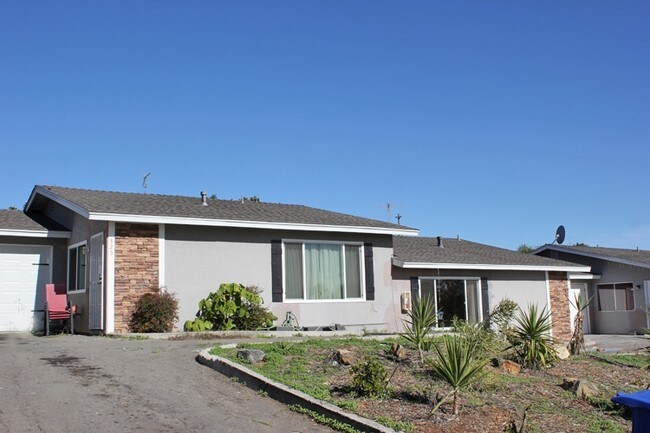 Building Photo - 321-327 Del Rio Way