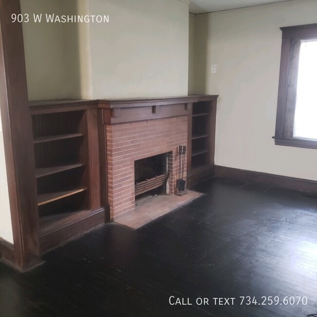 Building Photo - Four Bedroom on Washington