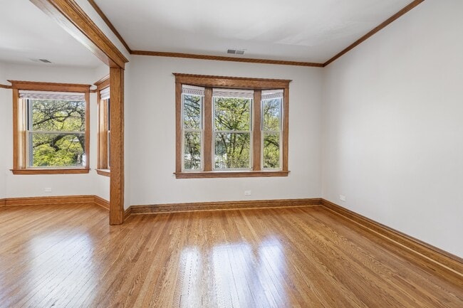 Building Photo - Garden unit: Renovated 1 bed in Logan Square - Now Leasing!