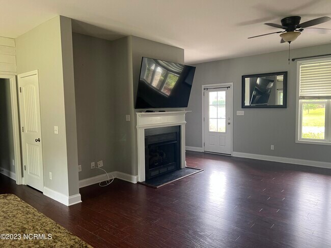 Building Photo - 207 Admiral Ct