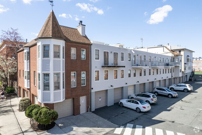 Building Photo - 456 9th St