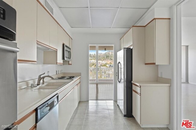 Building Photo - 1 br, 1 bath Condo - 9255 Doheny Rd Apt 2703