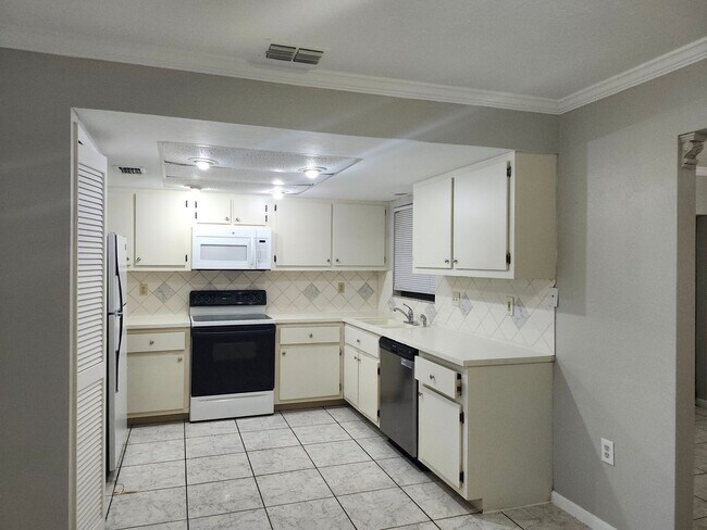Foto del edificio - Single Family 3 bedroom 2 bath Must See