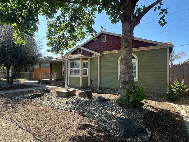 Building Photo - Home with mother in law quarter & Pool! Co...