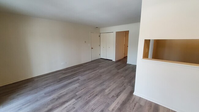Building Photo - 240 E Court of Shorewood