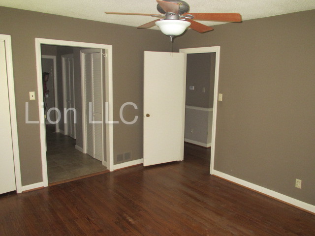 Building Photo - 2144 Lester Ln