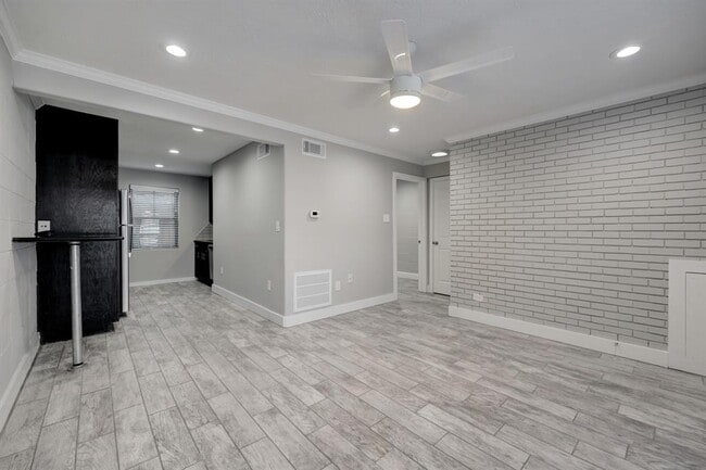 Building Photo - 1501 Hyde Park Blvd