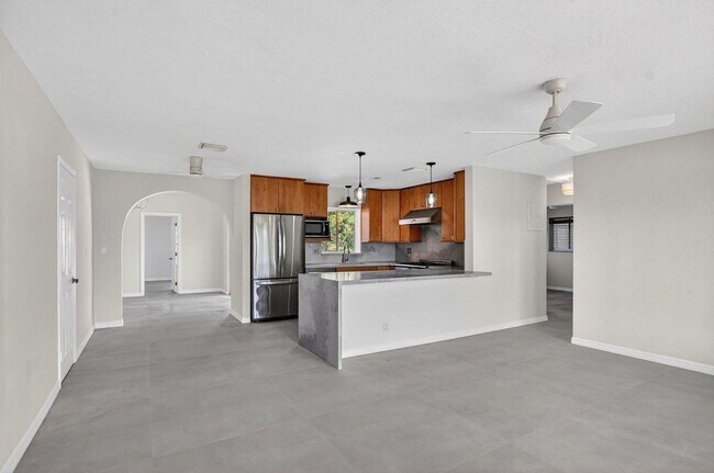 Foto del edificio - 467 NE 31st St