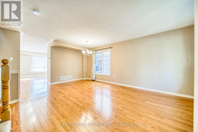 Photo du bâtiment - 1273 Glenrose Crescent