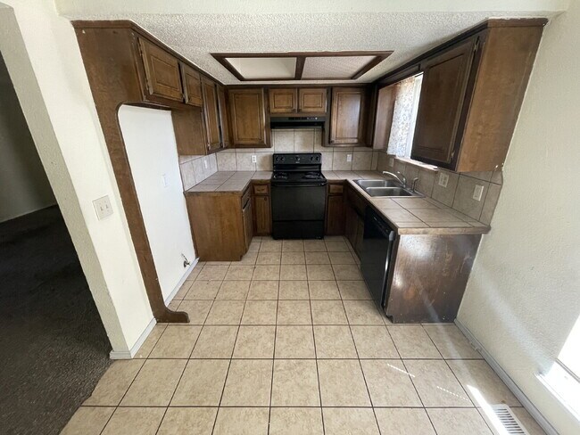 Building Photo - 3-Bedroom Duplex in OKC