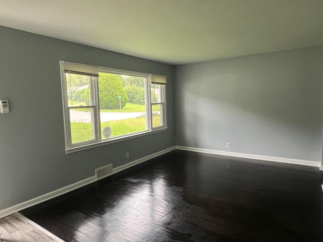 Building Photo - Gorgeous THREE bedroom home with one bath, AVAILABLE NOW!  Passed all inspections!  Private backy...