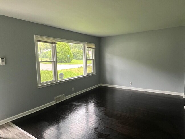 Foto del edificio - Gorgeous THREE bedroom home with one bath, AVAILABLE NOW!  Passed all inspections!  Private backy...