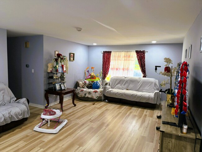 Foto del edificio - 8610 Contee Rd