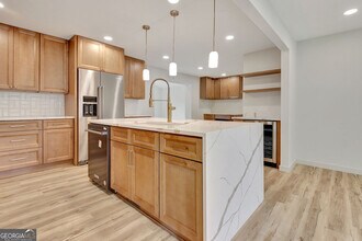 Building Photo - 183 Pine St NE