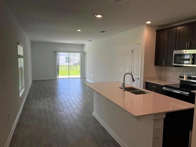 Building Photo - 527 Jett Ln
