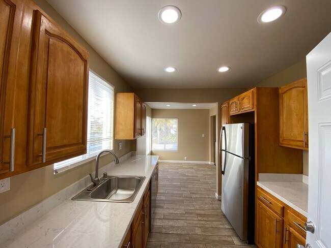 Building Photo - 2774 Madera Ave- 2407 LB/ 2029 L/ 2027 R