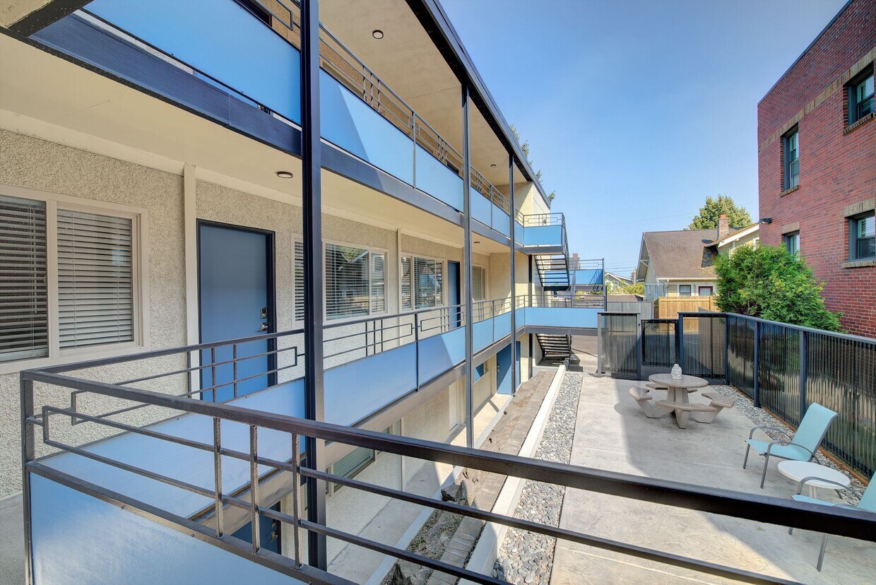 Foto principal - Spacious 1Bed/1Bath Ground Floor Apartment...