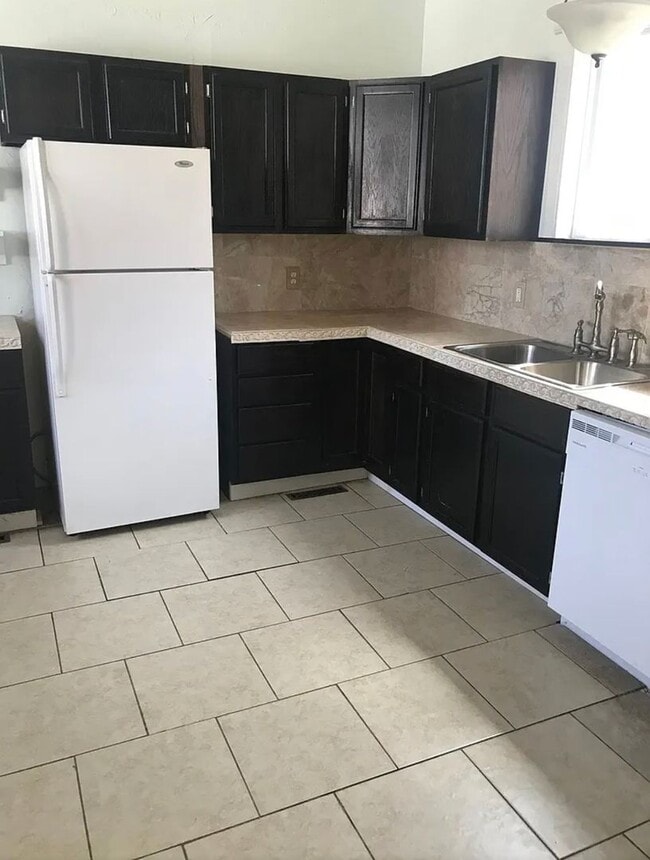 Building Photo - 2 bedroom/1 bathroom