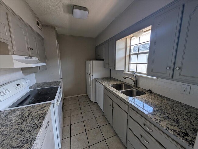 Foto del edificio - 11327 N May Ave