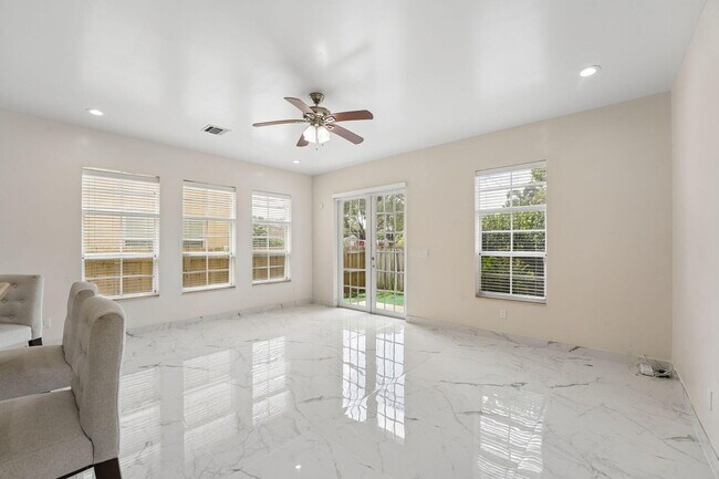Foto del edificio - 819 SW 7th Ave