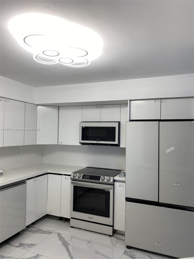 Foto del edificio - 3500 Mystic Pointe Dr