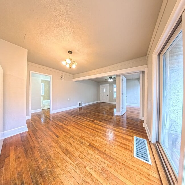 Building Photo - Adorable 3 Bedroom 1 Bath Ranch Style Home