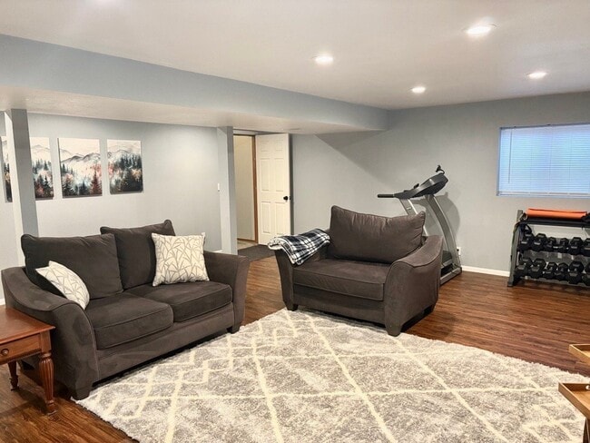 Building Photo - 2512 Hollingbourne Dr