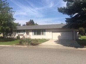 Building Photo - 3635 W Hillcrest Dr