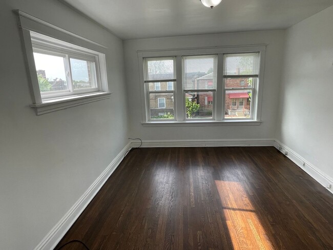 Foto del edificio - 4919 Lansdowne Ave