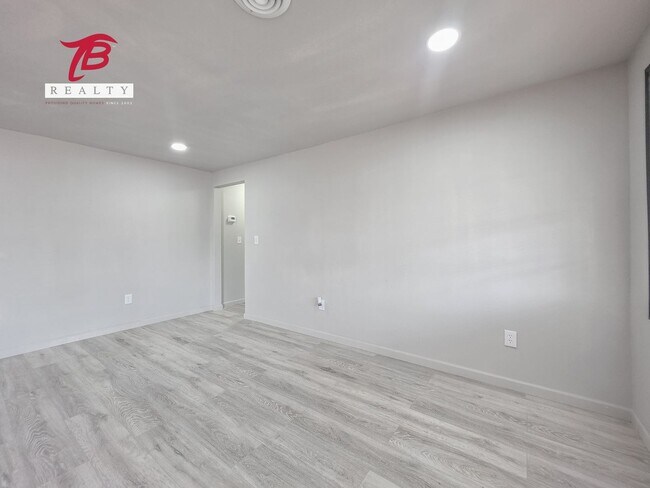 Foto del edificio - Charming and Newly Renovated 4-Bedroom Hom...