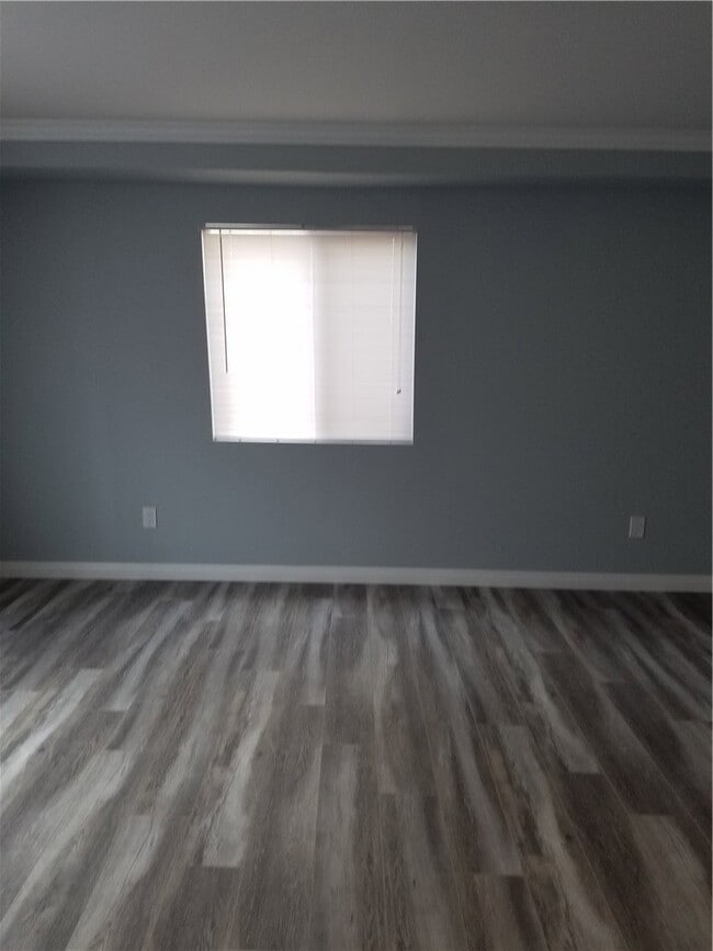 Building Photo - 706 W 104th Pl