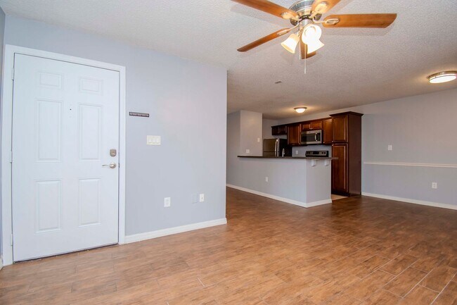 Foto del edificio - 1/1 Den Upgraded in Brandon in walking dis...