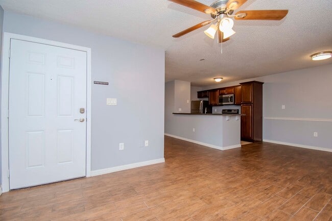 Building Photo - 1BR + Den Condo with Exclusive Move-In Incentive