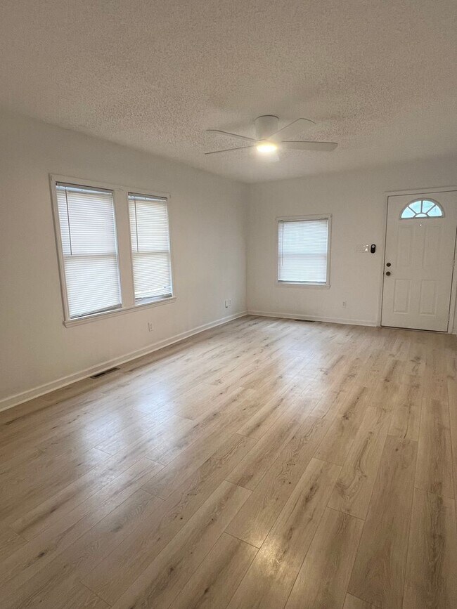 Building Photo - 3 Bedroom 2 Bath house Great Swannanoa Loc...