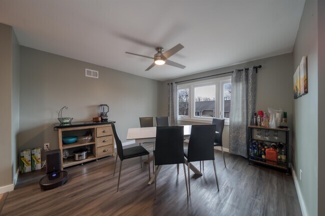 Building Photo - 302 Heights Dr