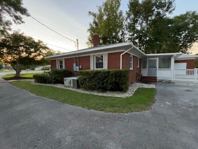 Foto del edificio - 5bd/2ba Remodeled Brick Ranch Home with Spacious Private Yard